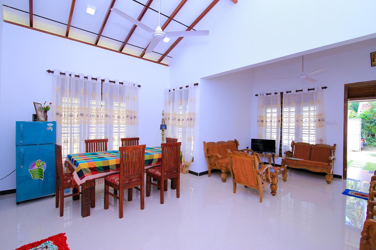 Surf Bay House Hotel Dikwella Quarto foto